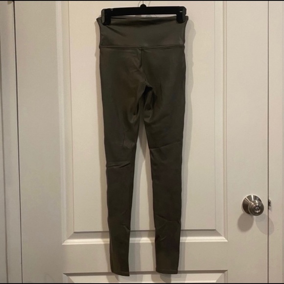 Spanx Faux Leather in Color Olive - Picture 5 of 5